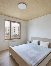 LOŽNICE - PŘIZNANÉ CLT STROPY, DŘEVĚNÉ OSTĚNÍ OKNA